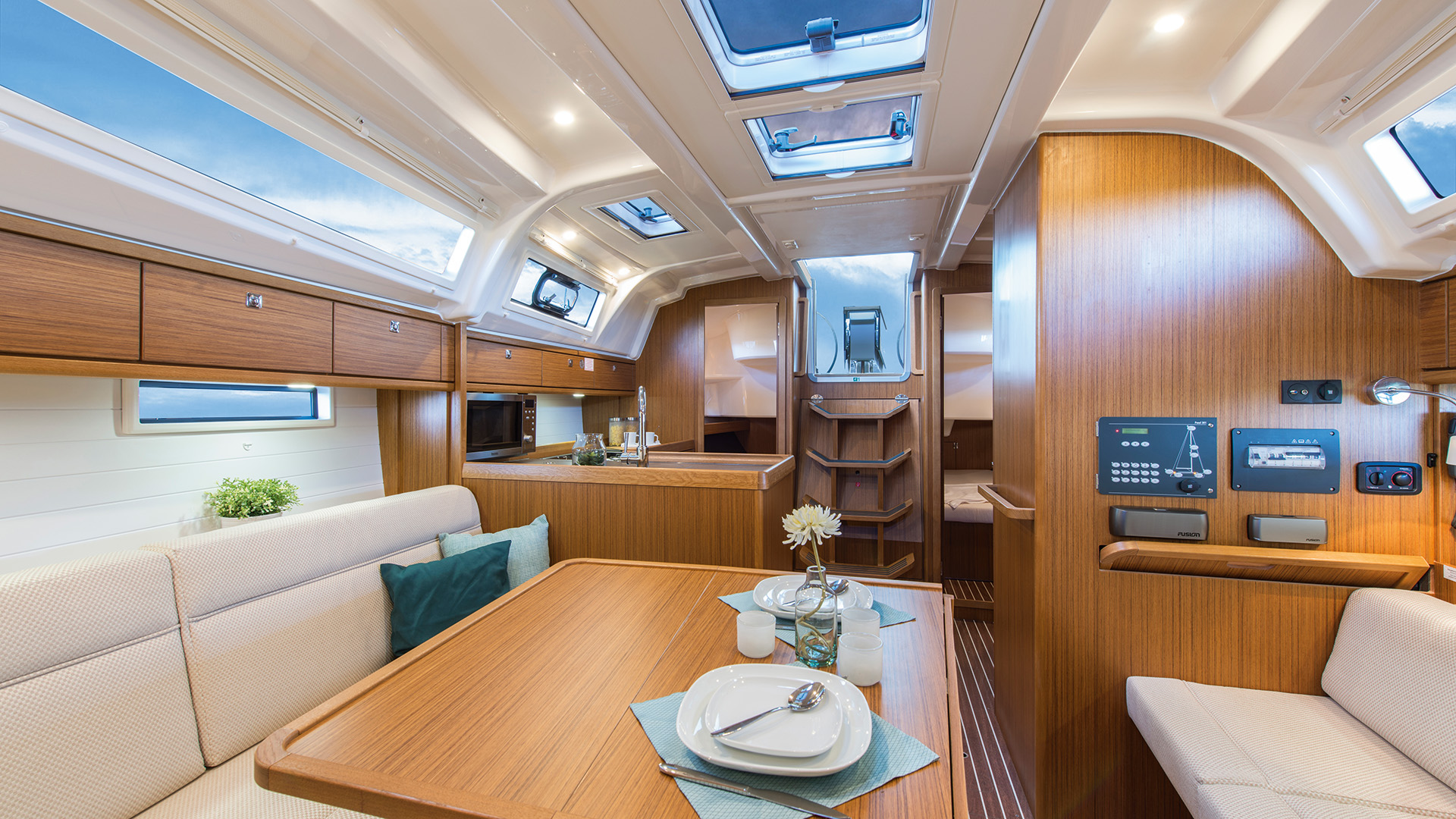Bavaria cruiser37-innen Bavaria cruiser37 innen