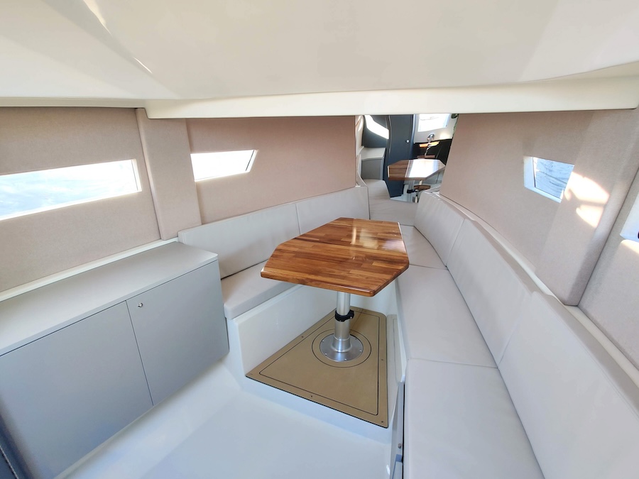 NUVA M9 CABIN INTERIOR SILLONES MESA