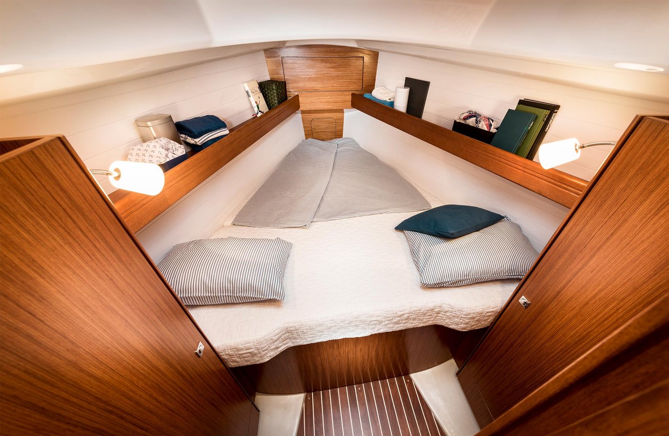 csm_bavaria-cruiser34-interior-owner-cabin_e1c0949f20 csm bavaria cruiser34 interior owner cabin e1c0949f20